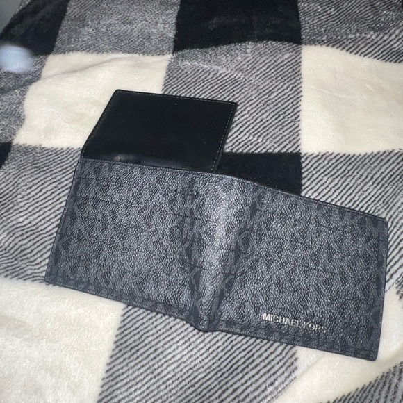 Micheal kors wallet - Picture 4 of 4